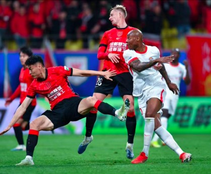 五星体育-1-0！中场核心角球破门一剑封喉 上赛季第3两连胜领跑中超|罗慕洛|成都|牟鹏飞|韦世豪|杨明洋_新浪体育_新浪新闻