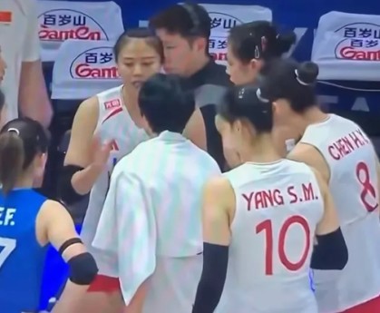 五星体育直播-暂停指点全队与主帅思路相左！龚翔宇尽显执教功底，她比赵勇靠谱|中国女排|泰国女排|张晨|女排|队员_新浪体育_新浪新闻